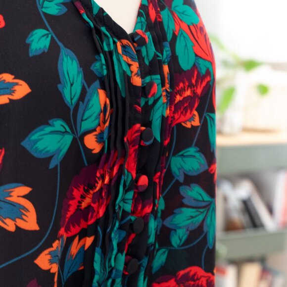 Torrid Floral Blouse Size with "Tuxedo-esque button front" Size 1 (14-16) - Picture 3 of 7